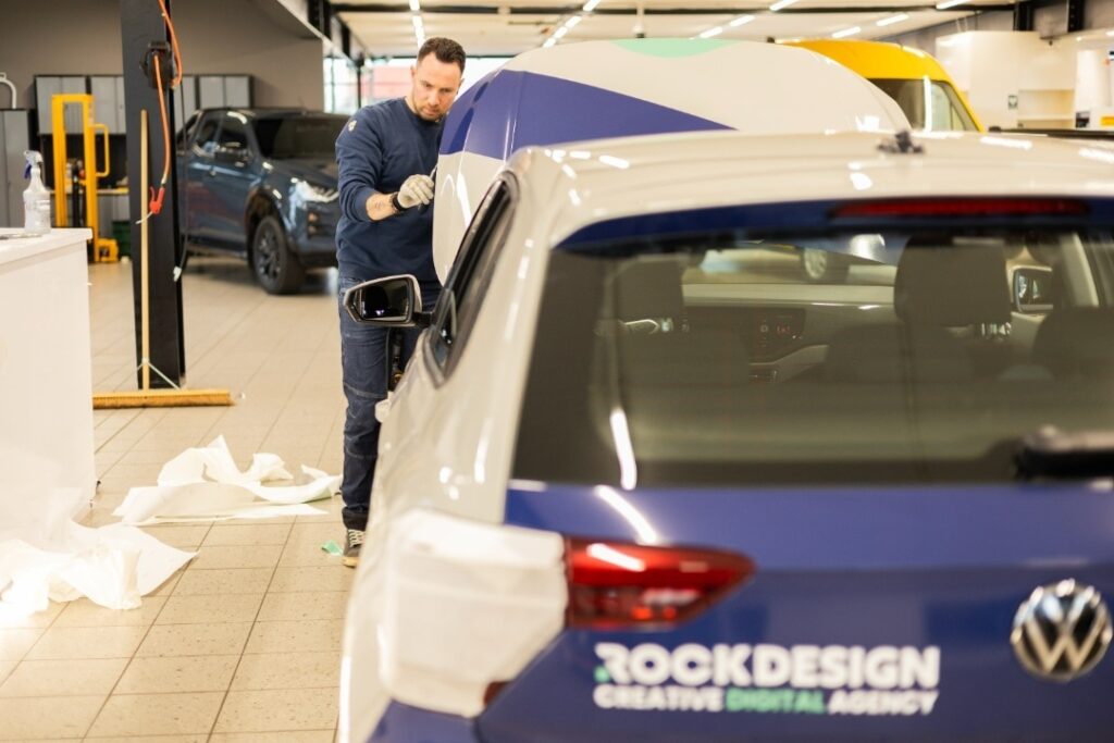 Belettering op auto