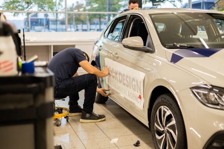 Reclame stickers op auto