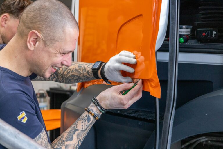 Belettering op bedrijfsauto
