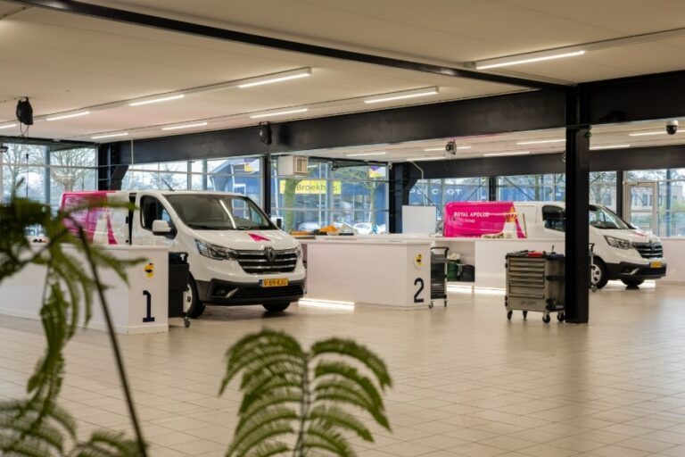 Laat jouw merk opvallen met professioneel busje beletteren door Succes Signs