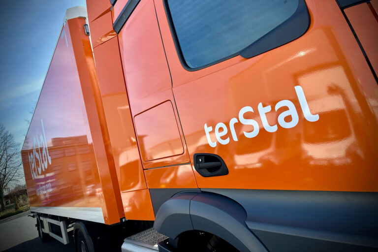 Vrachtwagen bestickeren als marketinginstrument